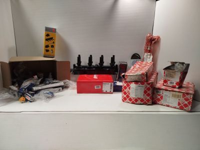 un comptoir blanc sur lequel sont posés tout un tas d'objets