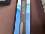une boîte contenant une télécommande, posée sur une table