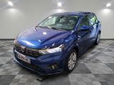 une voiture bleue est garée dans une pièce au sol à carreaux
