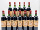 six bouteilles de vin rouge sont alignées