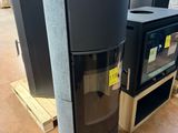 deux cuisinières et un micro-ondes dans un magasin