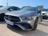 La Mercedes CLA est garée sur un parking, à côté d'autres voitures.