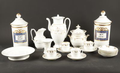 beaucoup de vaisselle et de tasses blanches sur la table