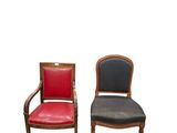 une paire de chaises avec des assises rembourrées rouges et noires