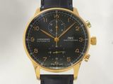 une photo d'une montre-bracelet noire et dorée, dotée d'un bracelet en cuir noir