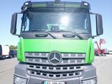 un camion vert garé sur le parking