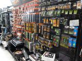 de nombreux articles à vendre sur les étagères du magasin