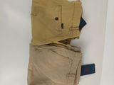 un pantalon accroché au mur à côté des toilettes