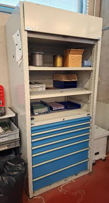 une armoire bleue et blanche dans un coin de la pièce