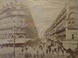 une vieille photo d'une rue de la ville où l'on voit des gens marcher