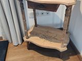une petite table en bois surmontée d'une étagère