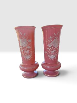 deux vases posés sur une surface blanche