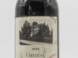une bouteille de vin posée sur une table