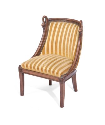 une chaise rembourrée dont l'assise est recouverte d'un tissu rayé