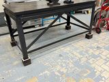 une photo représentant un établi dans une usine, avec un vélo au premier plan