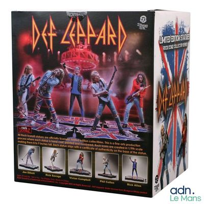 une photo d'une boîte de figurines représentant un groupe sur scène