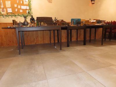 une pièce avec une table, des chaises et d'autres objets posés par terre