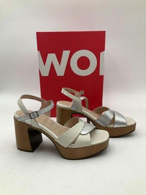 un gros plan sur une paire de chaussures pour femme posée sur une surface blanche