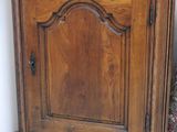 un petit meuble en bois surmonté d'une porte