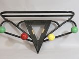 une photo d'une décoration murale en métal noir ornée de boules colorées