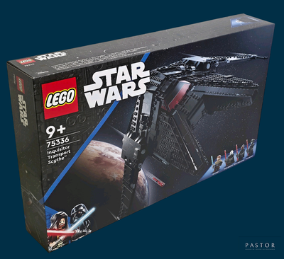 une boîte contenant des sets Lego Star Wars sur fond bleu