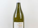 une bouteille de vin posée sur une table