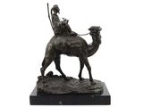 statue en bronze représentant un homme à dos de chameau, une lance à la main