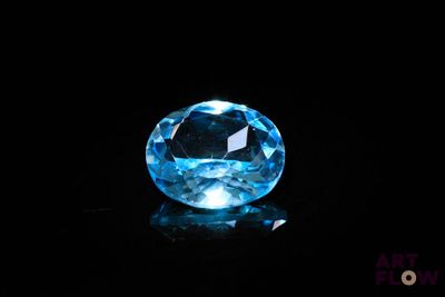 gros plan d'un diamant bleu sur une surface noire
