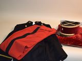 une photo montrant un chapeau, une veste et d'autres objets posés sur une table