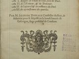 un vieux livre avec l'image d'un blason