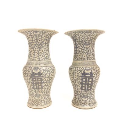 deux vases posés côte à côte sur une surface blanche