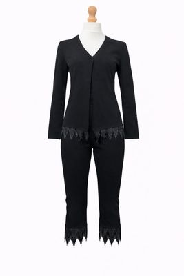 un haut et un pantalon noirs pour femme, ornés de dentelle