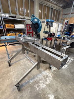 une photo d'une machine en train de scier du bois dans un atelier