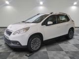 la petite voiture blanche est garée dans une grande pièce