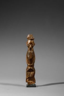 une figurine en bois représentant un homme avec un chapeau sur la tête