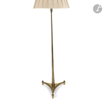 un lampadaire en laiton avec un abat-jour beige sur fond blanc