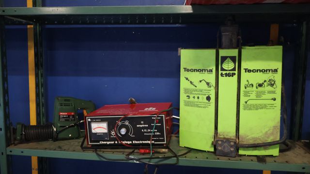 Lot comprenant 1 scie sabre Boch PHZ-550E. 1 chargeur de batterie...