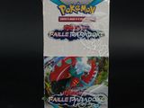 un gros plan d'une boîte de cartes Pokémon sur fond noir