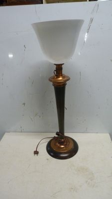 une lampe posée sur une table dans une pièce