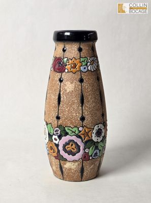 un vase marron orné de fleurs sur fond blanc