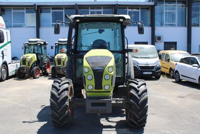 un tracteur garé sur un parking