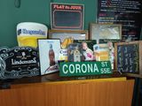 une table sur laquelle se trouvent une pancarte, un verre à bière, une autre pancarte et d'autres objets