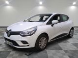 la voiture blanche est garée sur un carrelage à carreaux