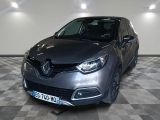 L'avant d'une voiture grise est garé sur un sol à damier.