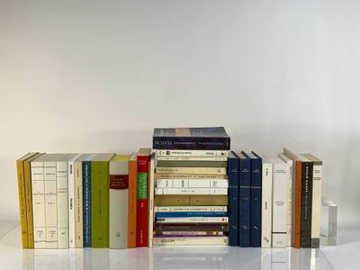 un grand nombre de livres empilés sur une table