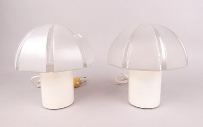 une paire de lampes de table en plastique blanc, dotées d'un abat-jour en plastique transparent