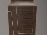 un vase noir posé sur une table en bois