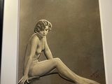 une photo d'une femme assise par terre devant un tableau