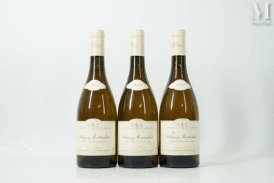 trois bouteilles de vin posées sur une table blanche