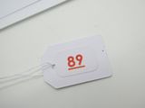 une étiquette portant le numéro 98, suspendue à une fenêtre